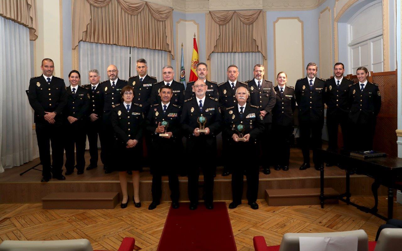 Miembros de la Policía Nacional que representan a la institución en este acto.